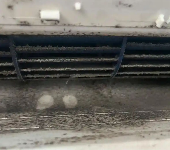 钦州市空调吹的风有股烧焦味是怎么回事